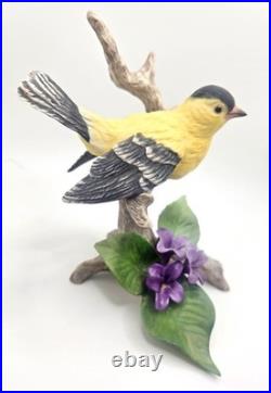 BEAUTIFUL BOEHM Porcelain Goldfinch w Violets #40326 Vintage Hand-Painted Bird