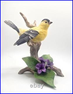 BEAUTIFUL BOEHM Porcelain Goldfinch w Violets #40326 Vintage Hand-Painted Bird