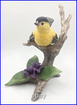 BEAUTIFUL BOEHM Porcelain Goldfinch w Violets #40326 Vintage Hand-Painted Bird