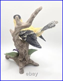 BEAUTIFUL BOEHM Porcelain Goldfinch w Violets #40326 Vintage Hand-Painted Bird