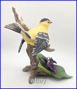 BEAUTIFUL BOEHM Porcelain Goldfinch w Violets #40326 Vintage Hand-Painted Bird