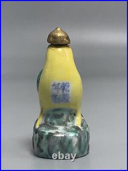 Chinese Porcelain HandPainted Exquisite Bird Statue Snuff Bottle 12595