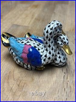 Herend Hungary Pair of Ducks 5036 Fishnet Pattern/Hand-Painted/24k Gold Accent