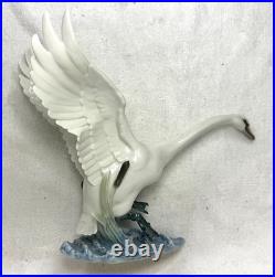 Hutschenreuther Swan Porcelain Figurine by Hans Achtziger Vintage Germany 1950s