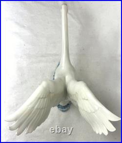 Hutschenreuther Swan Porcelain Figurine by Hans Achtziger Vintage Germany 1950s