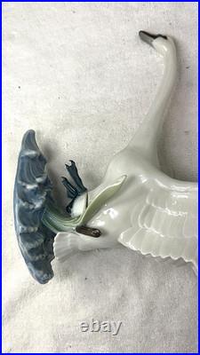Hutschenreuther Swan Porcelain Figurine by Hans Achtziger Vintage Germany 1950s