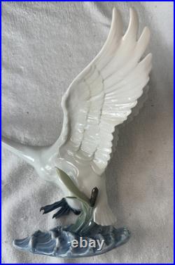 Hutschenreuther Swan Porcelain Figurine by Hans Achtziger Vintage Germany 1950s