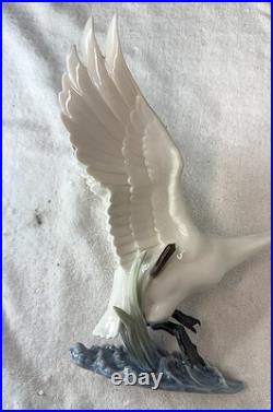 Hutschenreuther Swan Porcelain Figurine by Hans Achtziger Vintage Germany 1950s