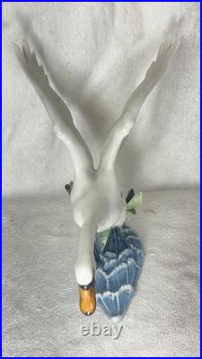 Hutschenreuther Swan Porcelain Figurine by Hans Achtziger Vintage Germany 1950s