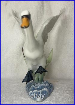 Hutschenreuther Swan Porcelain Figurine by Hans Achtziger Vintage Germany 1950s