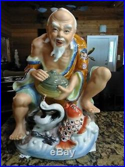 Porcelain Chinese Man Feeding A Bird And Fish a Clam